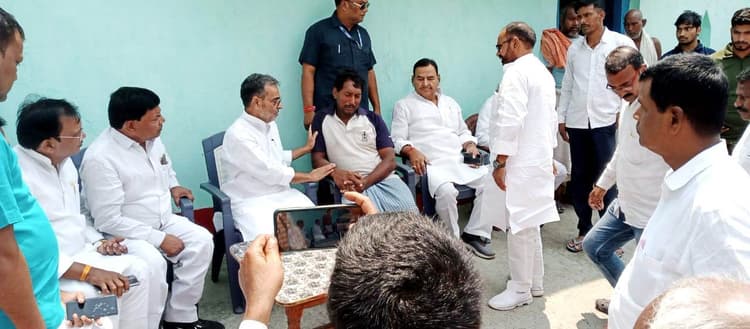 अग्निवीर सैनिक के परिजनों से मिले उपेंद्र कुशवाहा, बंधाया ढांढ़स