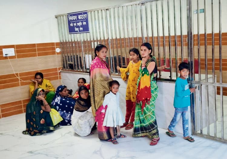 Saran News : 10 बजे तक ओपीडी के कई विभागों में लटके रहे ताले