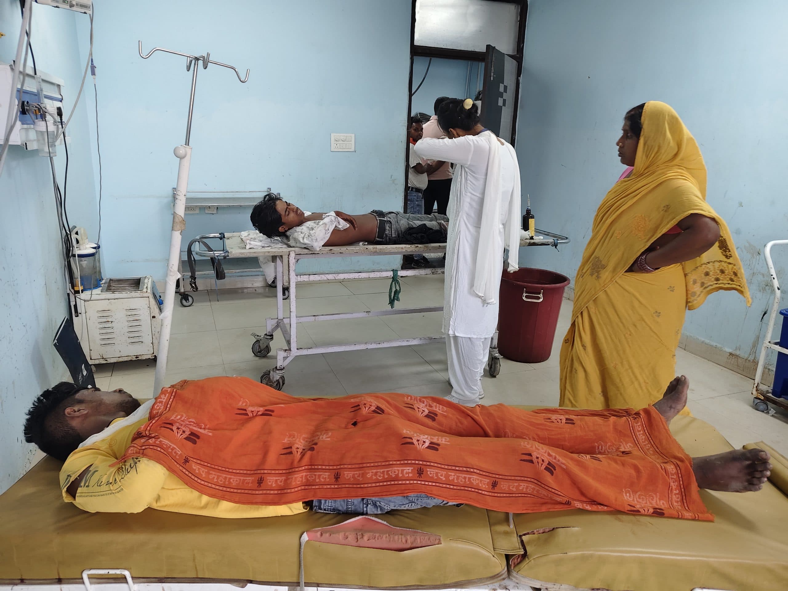 दो बाइकों की सीधी भिड़ंत में छपरा के चचेरे भाइयों समेत तीन जख्मी