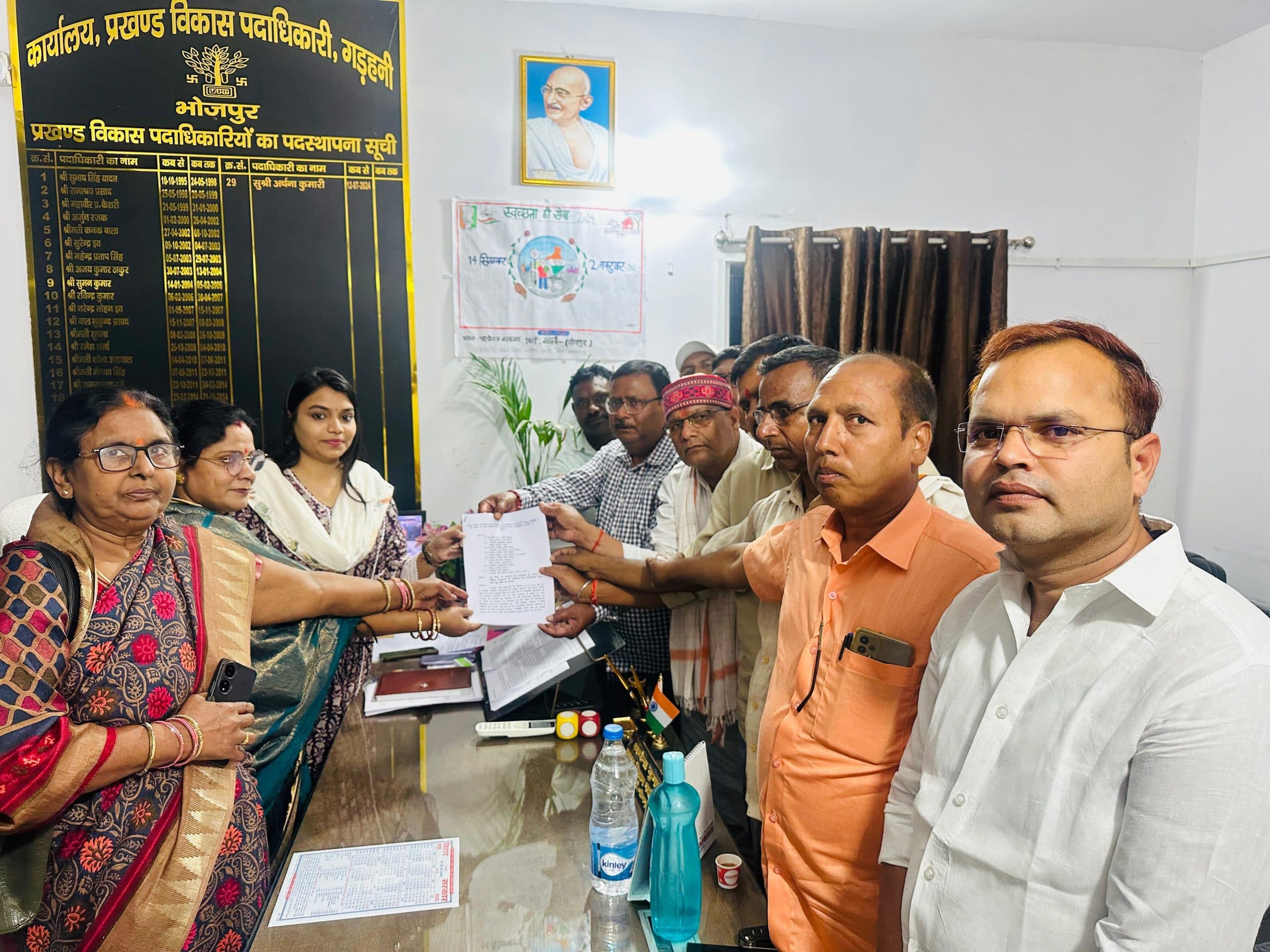 पंचायती राज व्यवस्था व मनरेगा में सुधार के लिए मुखिया संघ ने दिया ज्ञापन