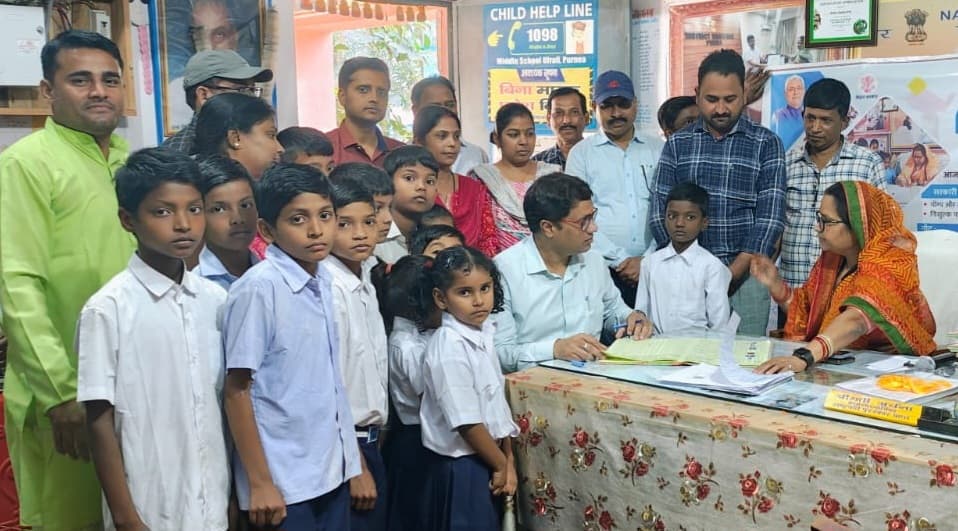 उफरैल मध्य विद्यालय में डीईओ ने अपने हाथों से किया बच्चों का नामांकन