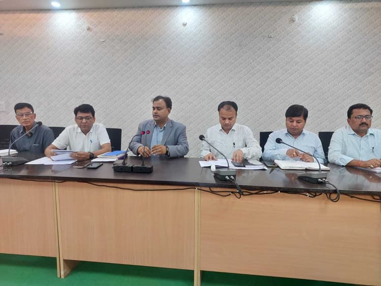 केंद्रीय योजनाओं की दो दिनों में दें रिपोर्ट : डीएम