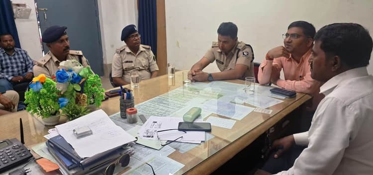 रेल मंत्री के आगमन को लेकर एसडीओ व एसडीपीओ ने किया जमालपुर स्टेशन का निरीक्षण