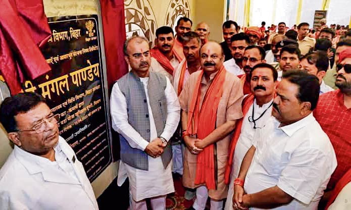 siwan news : सुदूर गांवों तक उपलब्ध करायी जा रही बेहतर चिकित्सकीय सुविधा : मंगल पांडे