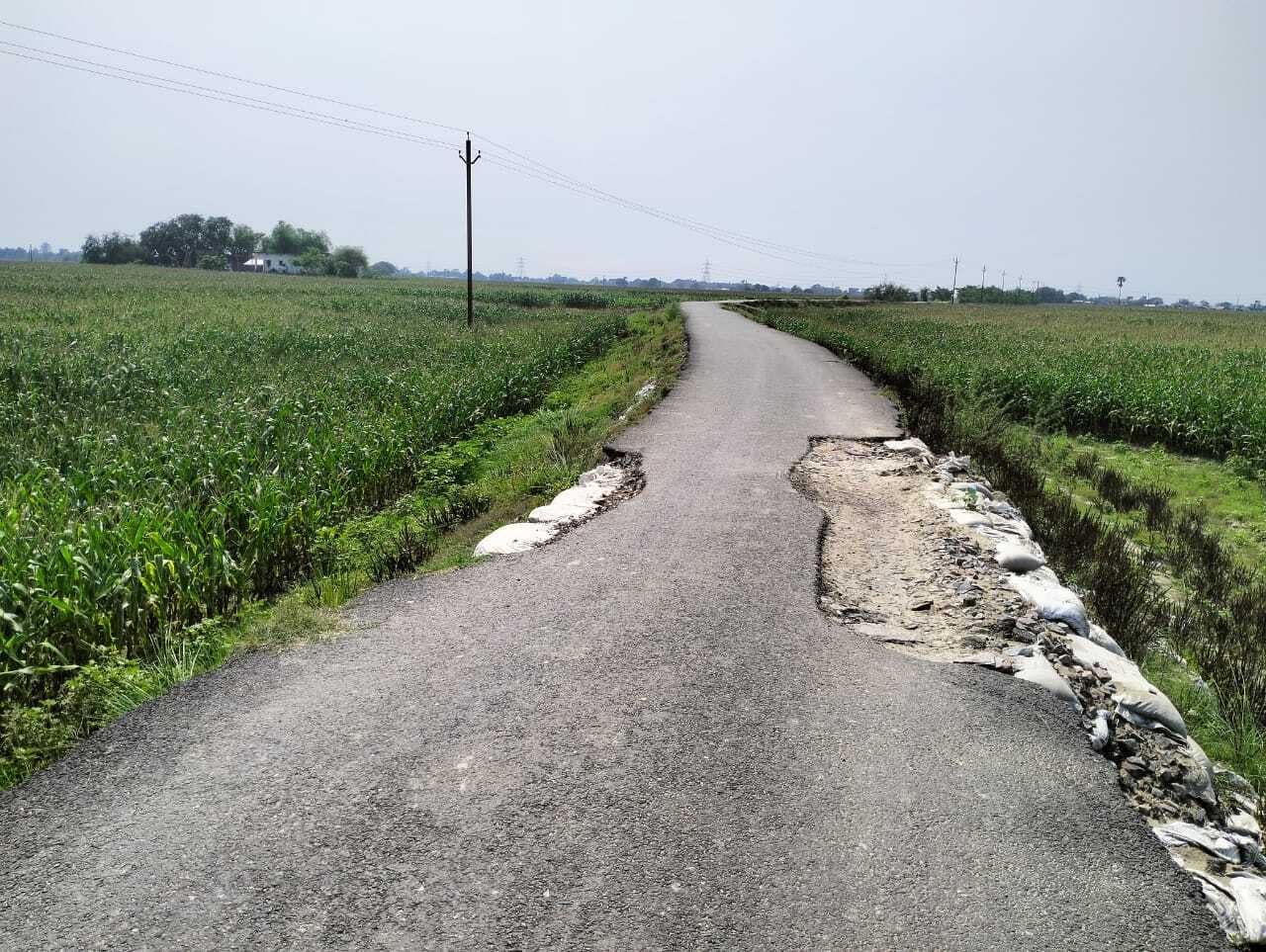 बाढ़ में क्षतिग्रस्त सड़क की नहीं हो रही मरम्मत