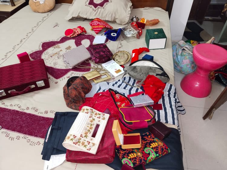 Deoghar news : फ्लैट से 50 लाख कैश व जेवरात चोरी मामले में थानेदार व आइओ ने घटनास्थल का लिया जायजा सीसीटीवी फुटेज निकलवाया