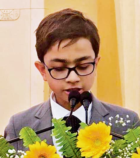 Saran News : 13 वर्ष की उम्र में आरव ने लिखा अंग्रेजी में उपन्यास, राज्यपाल ने किया लोकार्पण