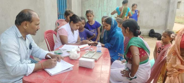 मलेरिया जांच के लिए लिया गया ब्लड सैंपल