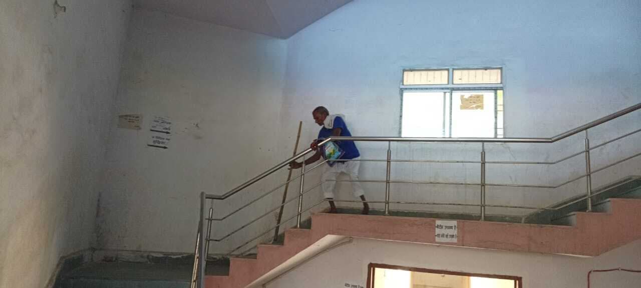 पेंशन के लिए कार्यालय का चक्कर लगा रहे दिव्यांग