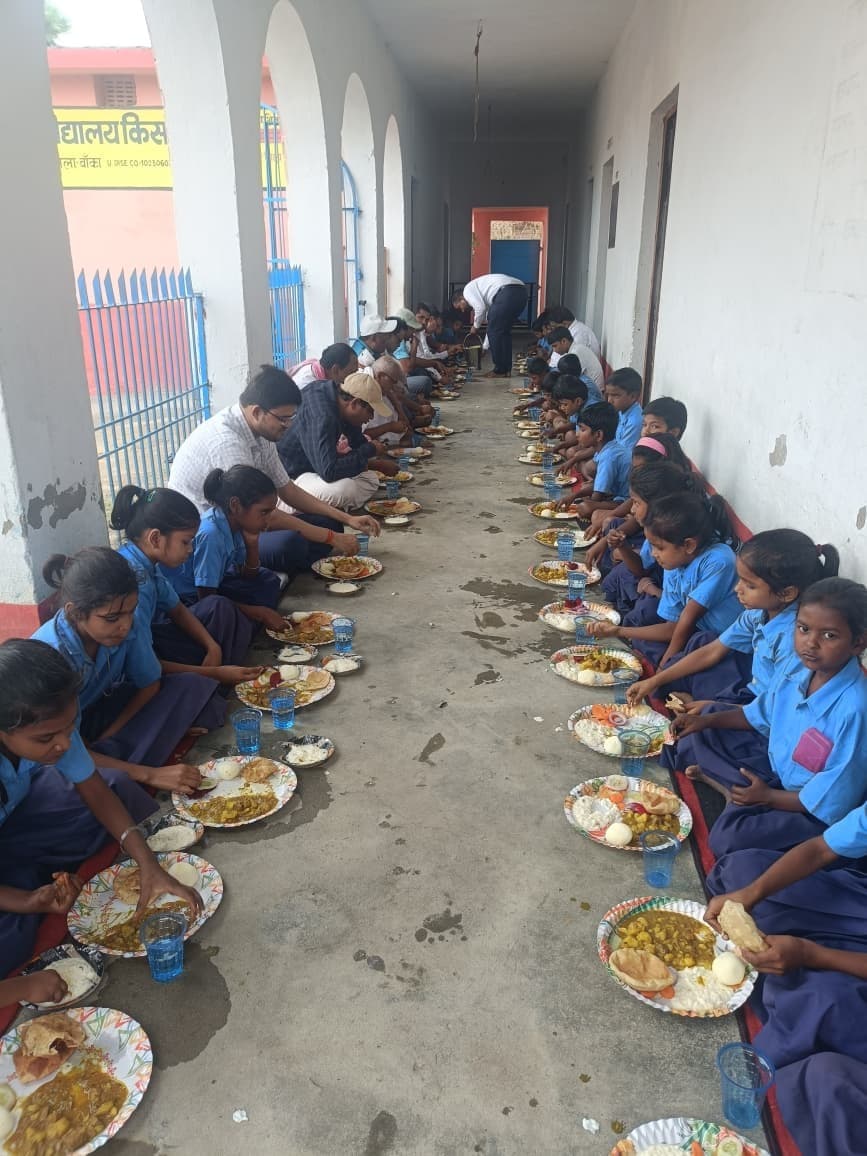 किशनपुर विद्यालय के छात्र-छात्राओं ने लजीज भोजन का लिया आनंद