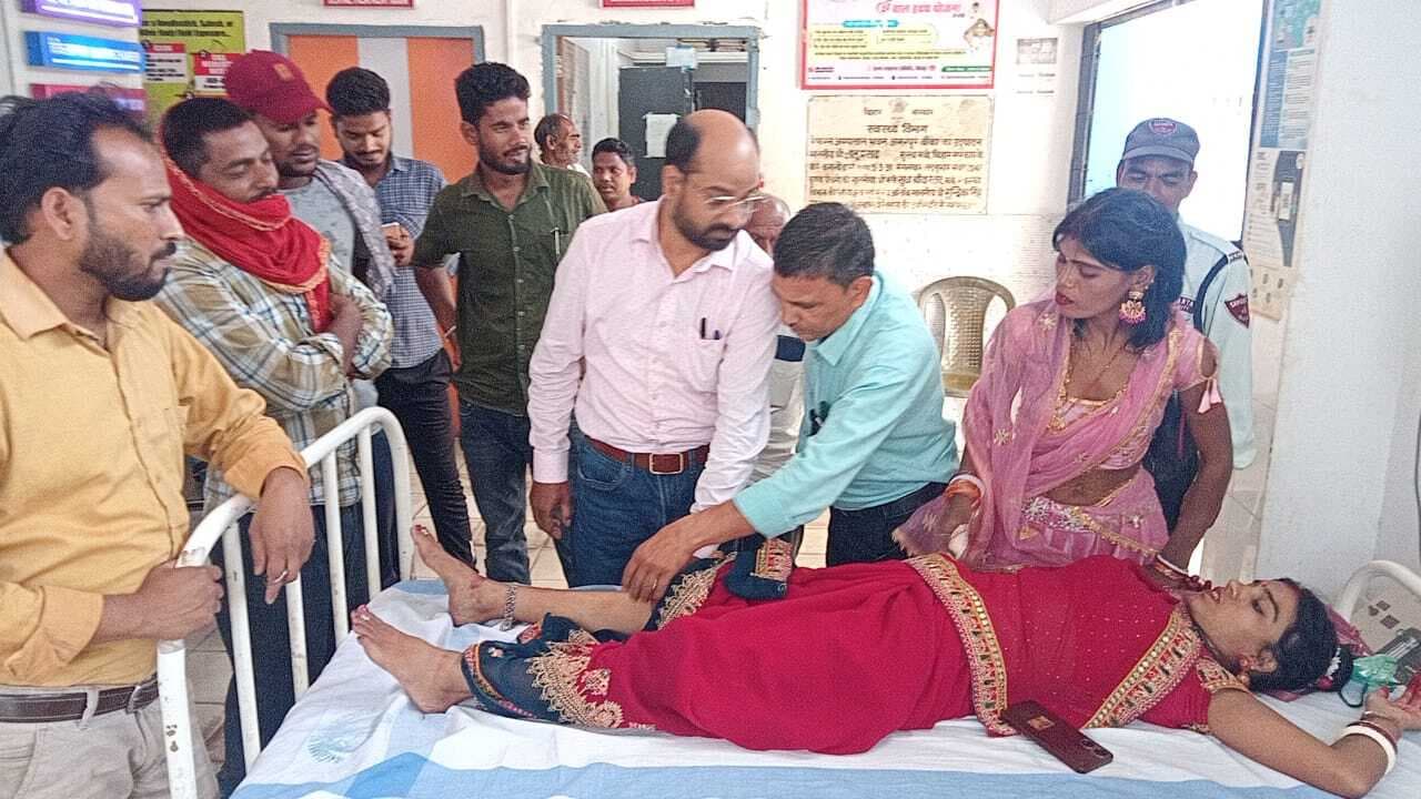 मोबाइल पर रिल्स बनाने के दौरान सड़क दुर्घटना में महिला जख्मी