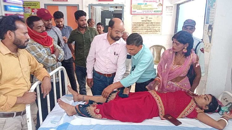 मोबाइल पर रिल्स बनाने के दौरान सड़क दुर्घटना में महिला जख्मी