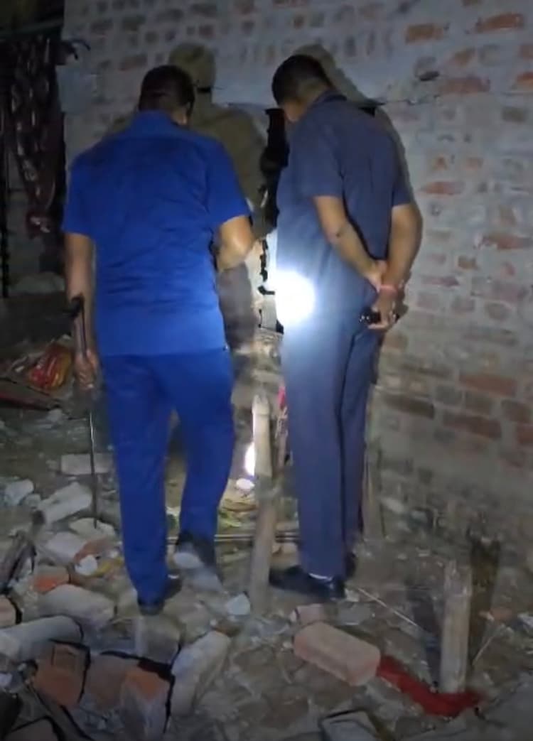 Motihari: बम निरोधक दस्ता एवं एफएसएल की टीम ने की जांच