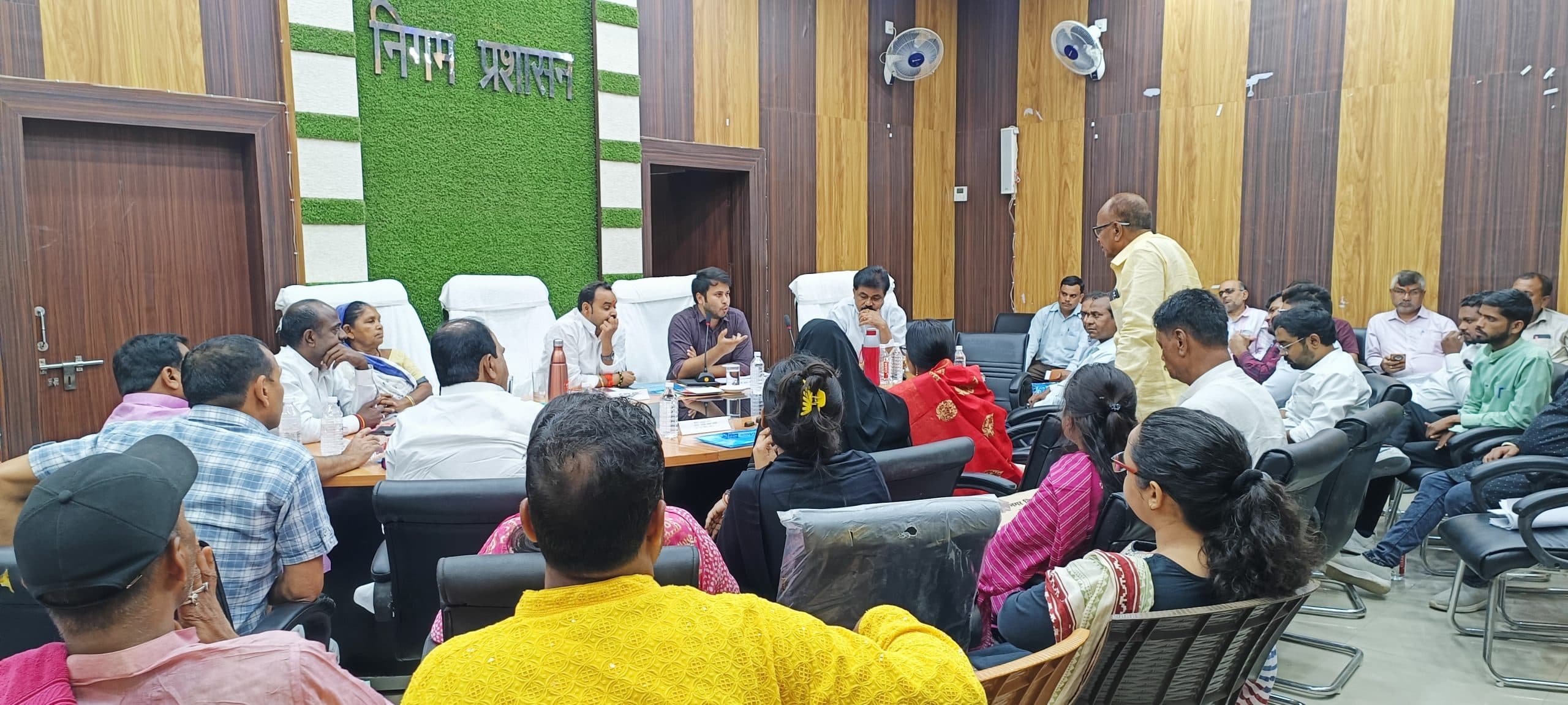 Gaya News : शिलापट्ट पर नाम लिखने व सहायक अभियंता की ओर से अभद्र भाषा बोलने पर बहस