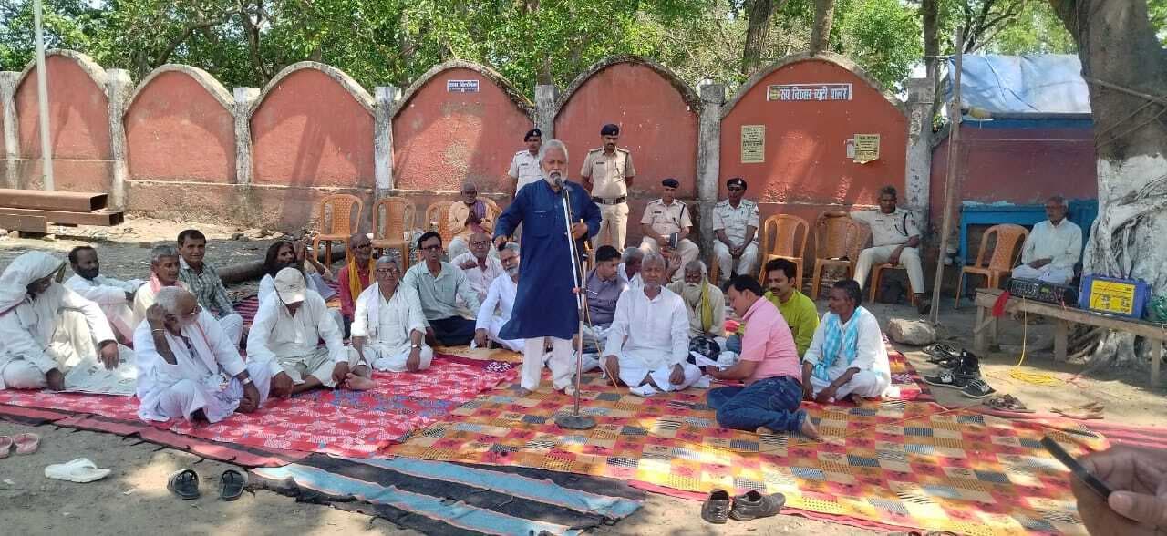 रेल उपभोक्ता संघर्ष समिति ने दिया धरना, किया प्रदर्शन