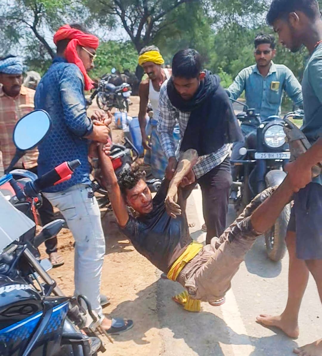 अनियंत्रित होकर ट्रैक्टर गहरे गड्ढे में पलटा, चालक सहित दो जख्मी