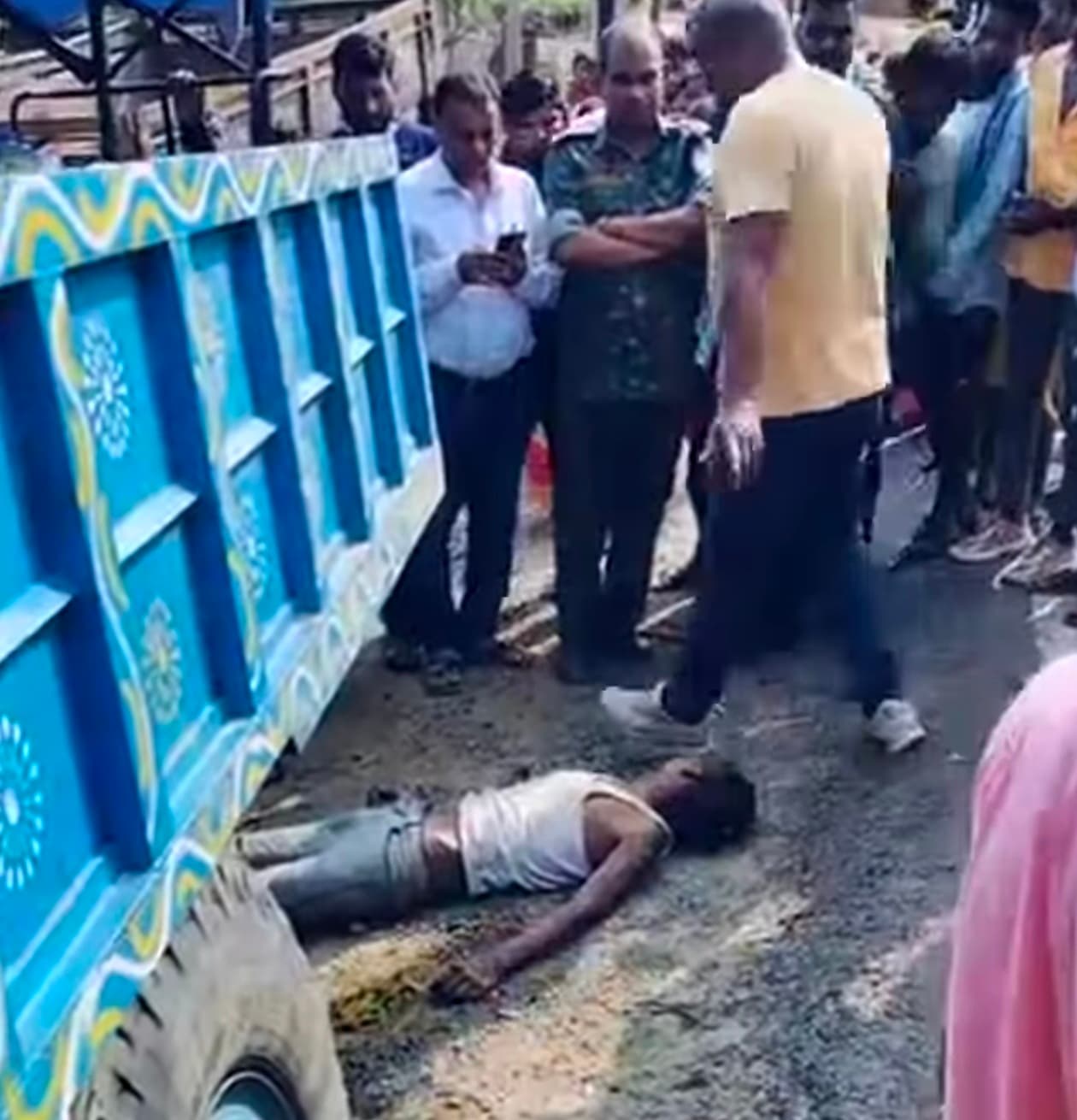 पालोजोरी में चलती ट्रैक्टर से गिरा चालक, दबने से मौत