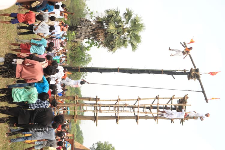 East Singhbhum News : 60 फीट ऊंचे गदाडांग पर चढ़कर दिखाया करतब