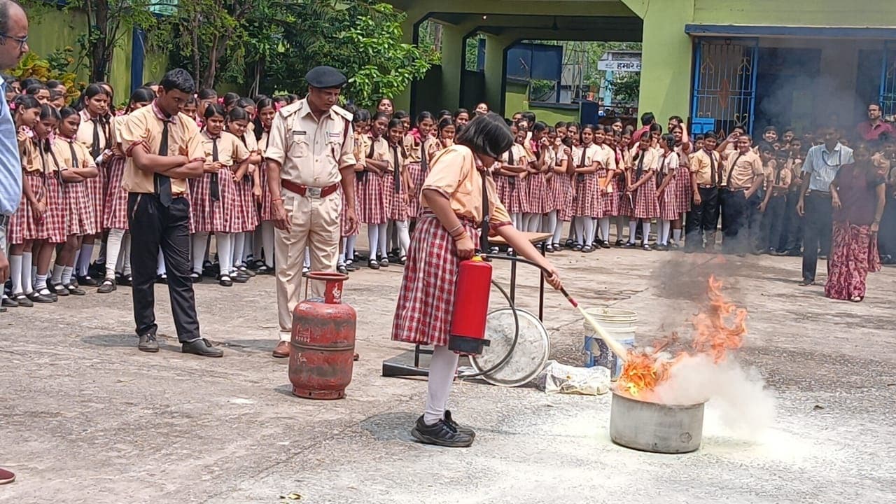 Bokaro News : बच्चों को दी गयी आग से बचाव की जानकारी