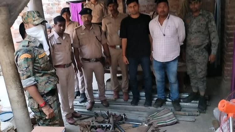 Bhagalpur News: घोरघट में मिली मिनी गन फैक्ट्री, निर्मित व अर्ध निर्मित हथियार बरामद