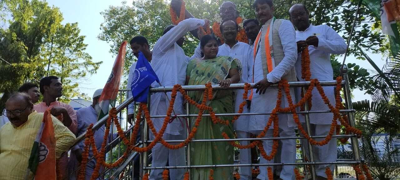 कांग्रेसियों ने डॉ आंबेडकर की प्रतिमा पर किया माल्यार्पण