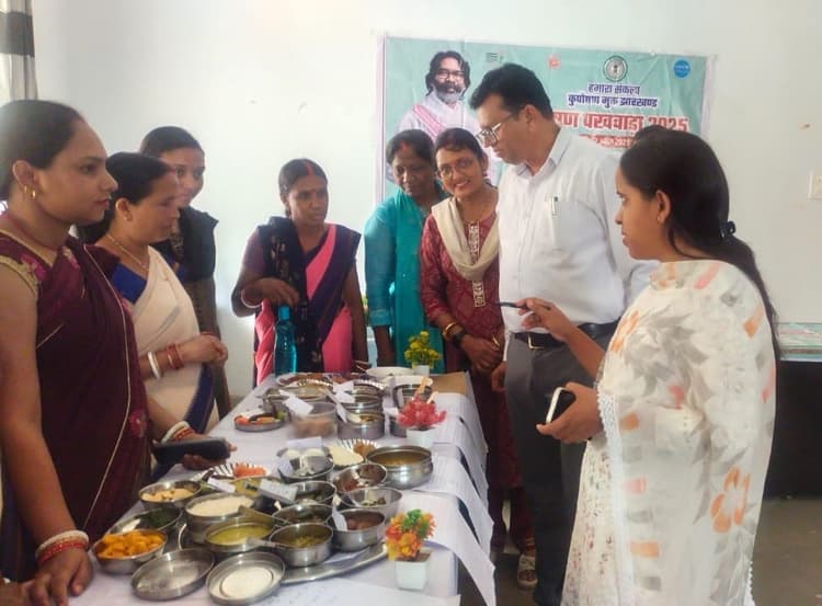 Giridih News: सेक्टर वन में लगायी गयी व्यंजनों की प्रदर्शनी