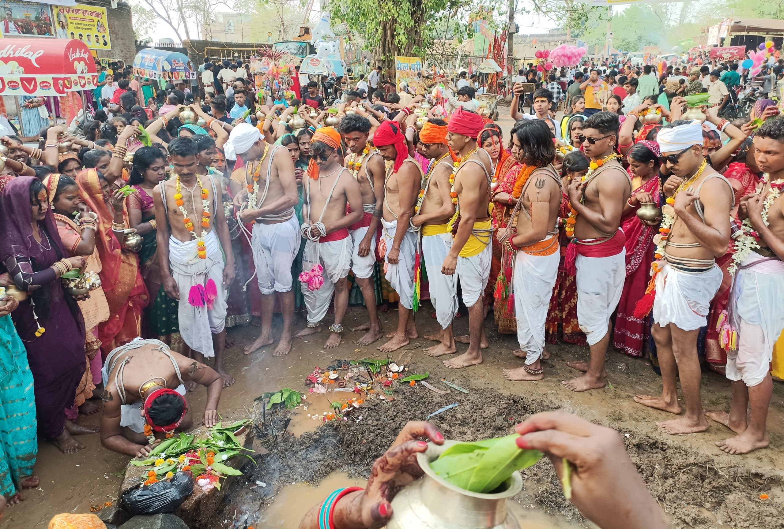 Dhanbad News: चड़क पूजा में दिखा आस्था व भक्ति का अनूठा संगम