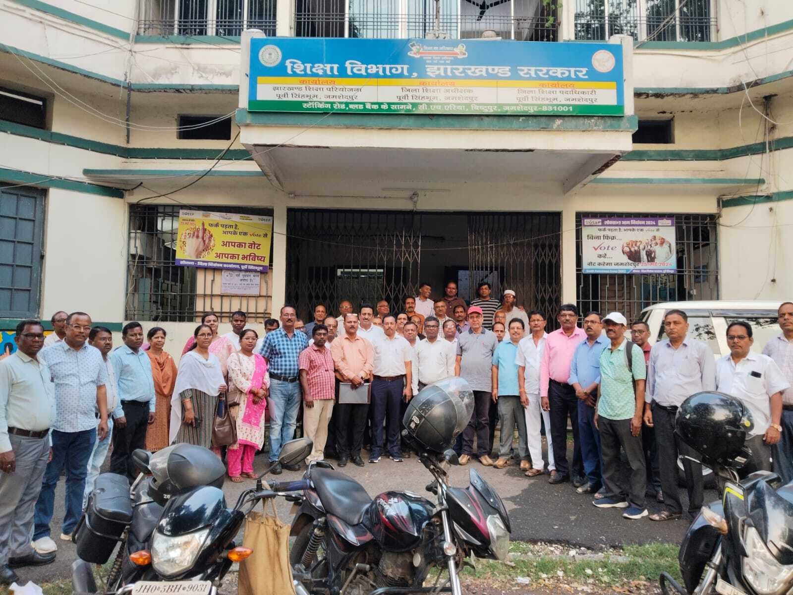 Jamshedpur News : वेतन कटौती मामले को लेकर शिक्षकों में आक्रोश, शिक्षा विभाग में जोरदार प्रदर्शन