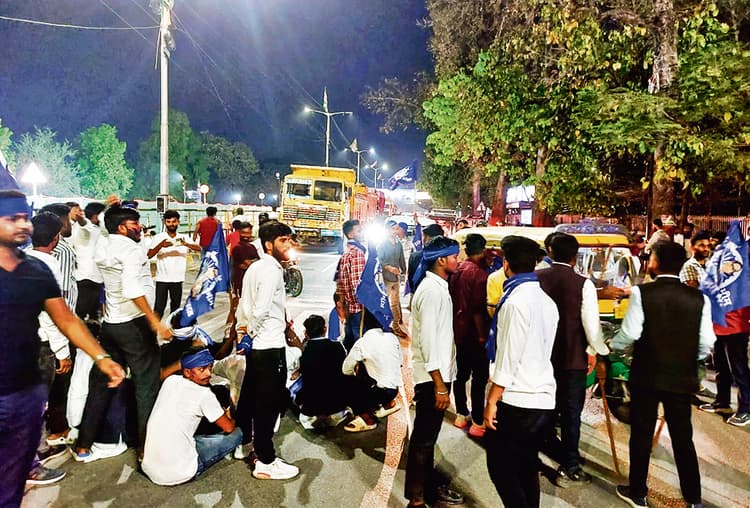 Patna News : आंबेडकर के प्रतिमास्थल पर ताला लगा देख छात्रों ने किया प्रदर्शन