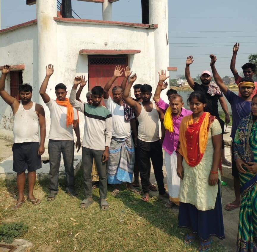 नल-जल योजना का लाभ नहीं मिलने से नाराज लोगों ने किया प्रदर्शन