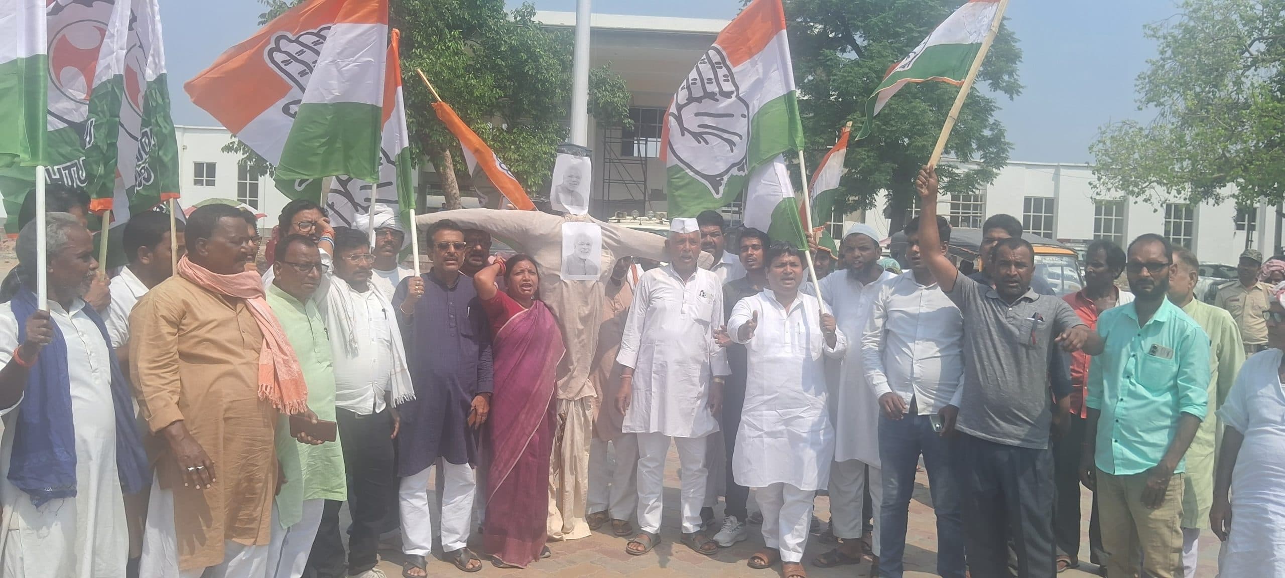 केंद्रीय एजेंसियों की दुरुपयोग के विरोध में कांग्रेसियों ने स्टेशन चौक पर किया पीएम का पुतला दहन