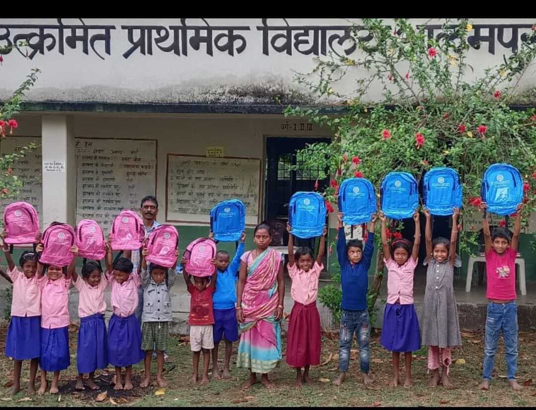 छात्र-छात्राओं के बीच किया गया बैग का वितरण