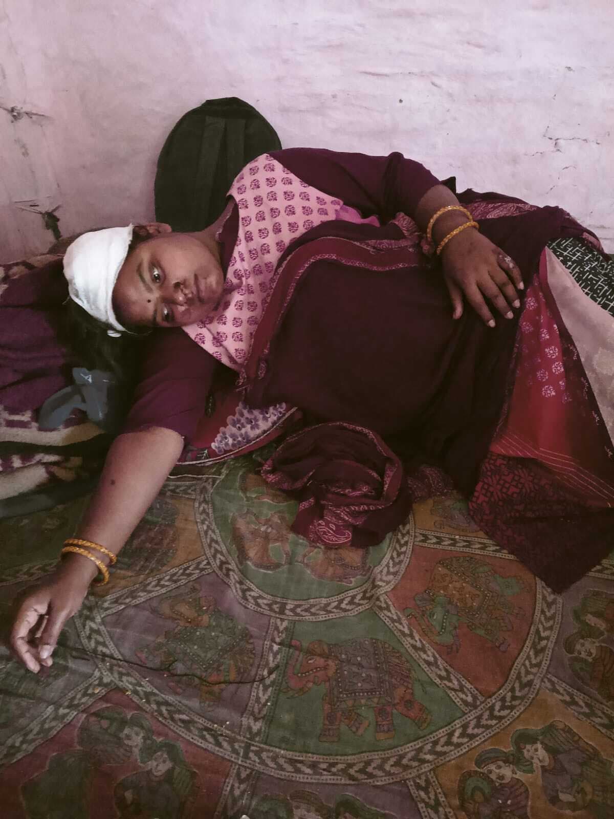 बाइक सवार बदमाशों ने दंपति से मोबाइल लूटा, महिला घायल