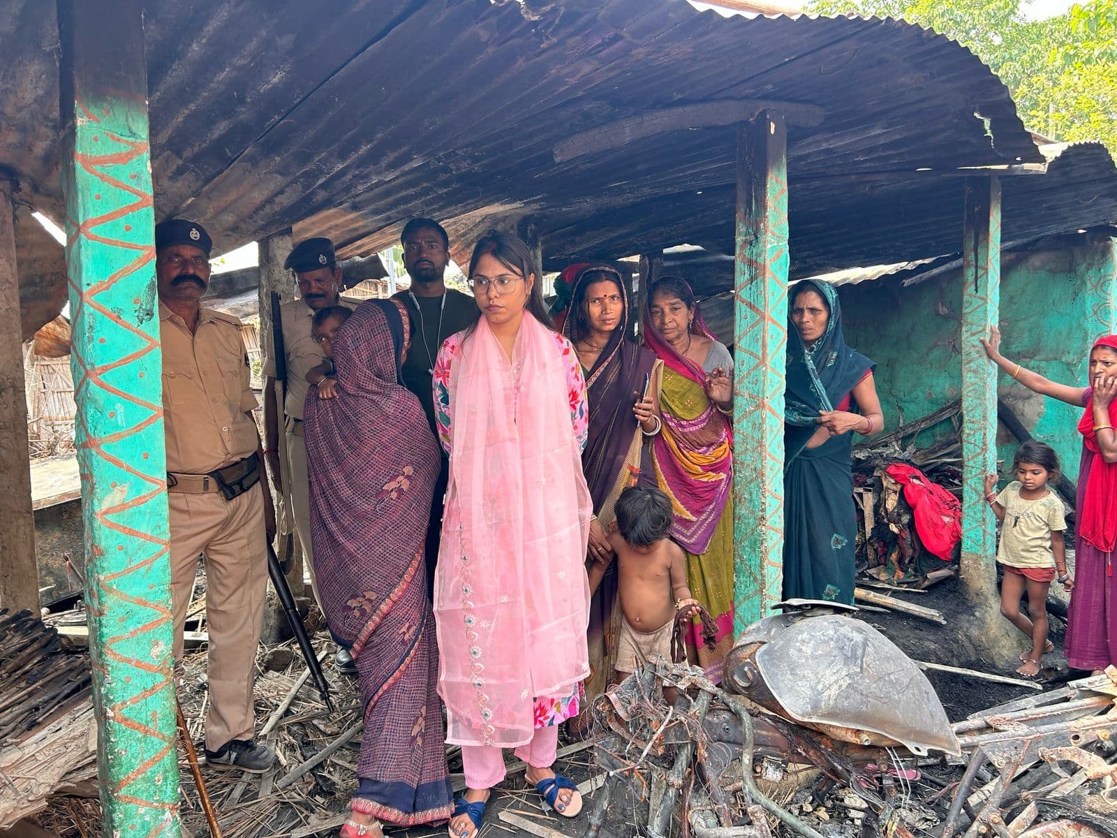 मनियां डीह में आग लगने से तीन घर जले, 10 लाख की हुई क्षति