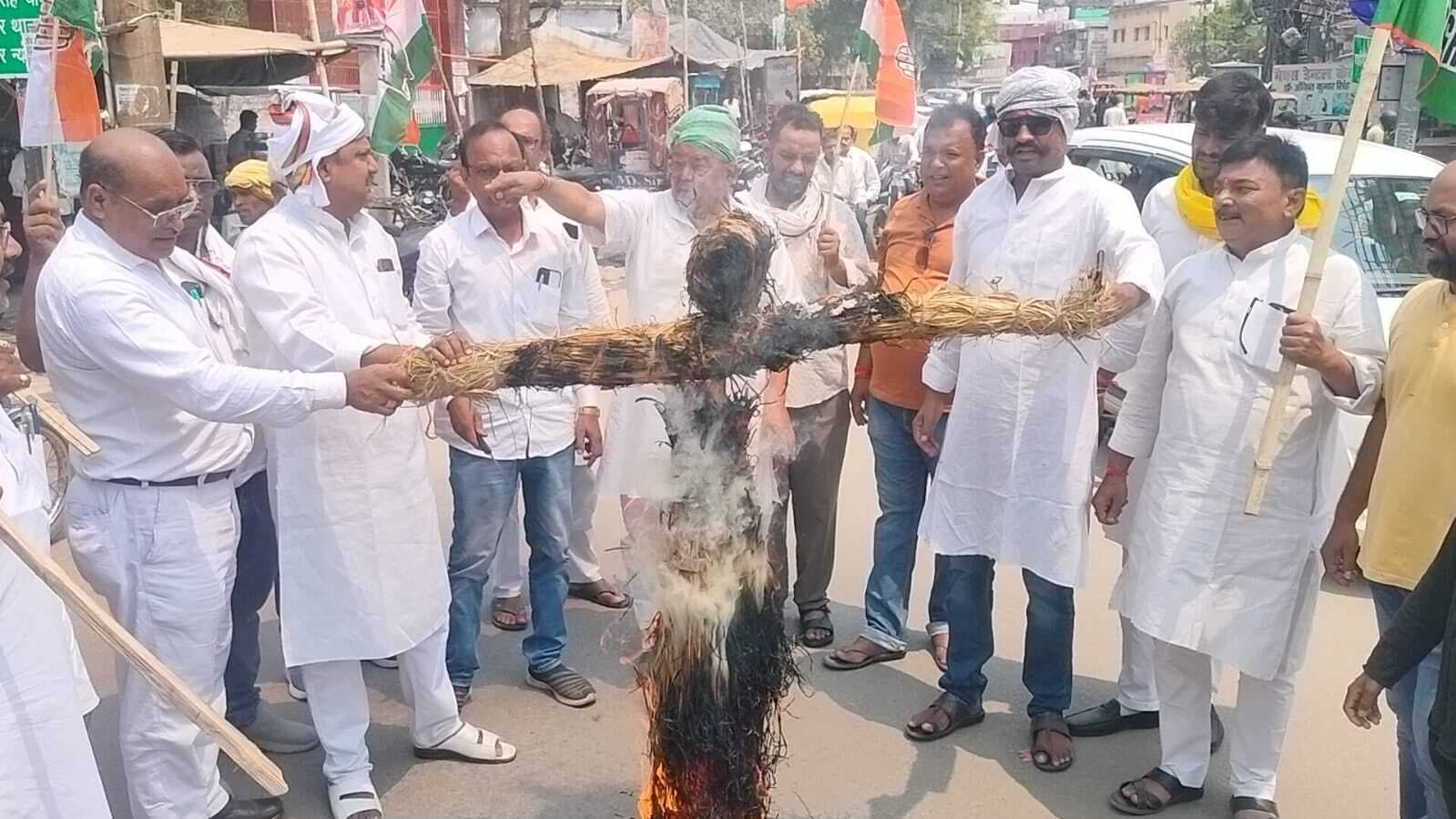 सोनिया-राहुल के खिलाफ चार्जशीट दाखिल करने पर पीएम का पुतला दहन