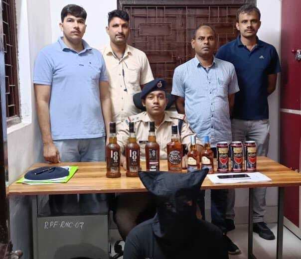 Ranchi News : रांची स्टेशन से शराब के साथ नाबालिग गिरफ्तार
