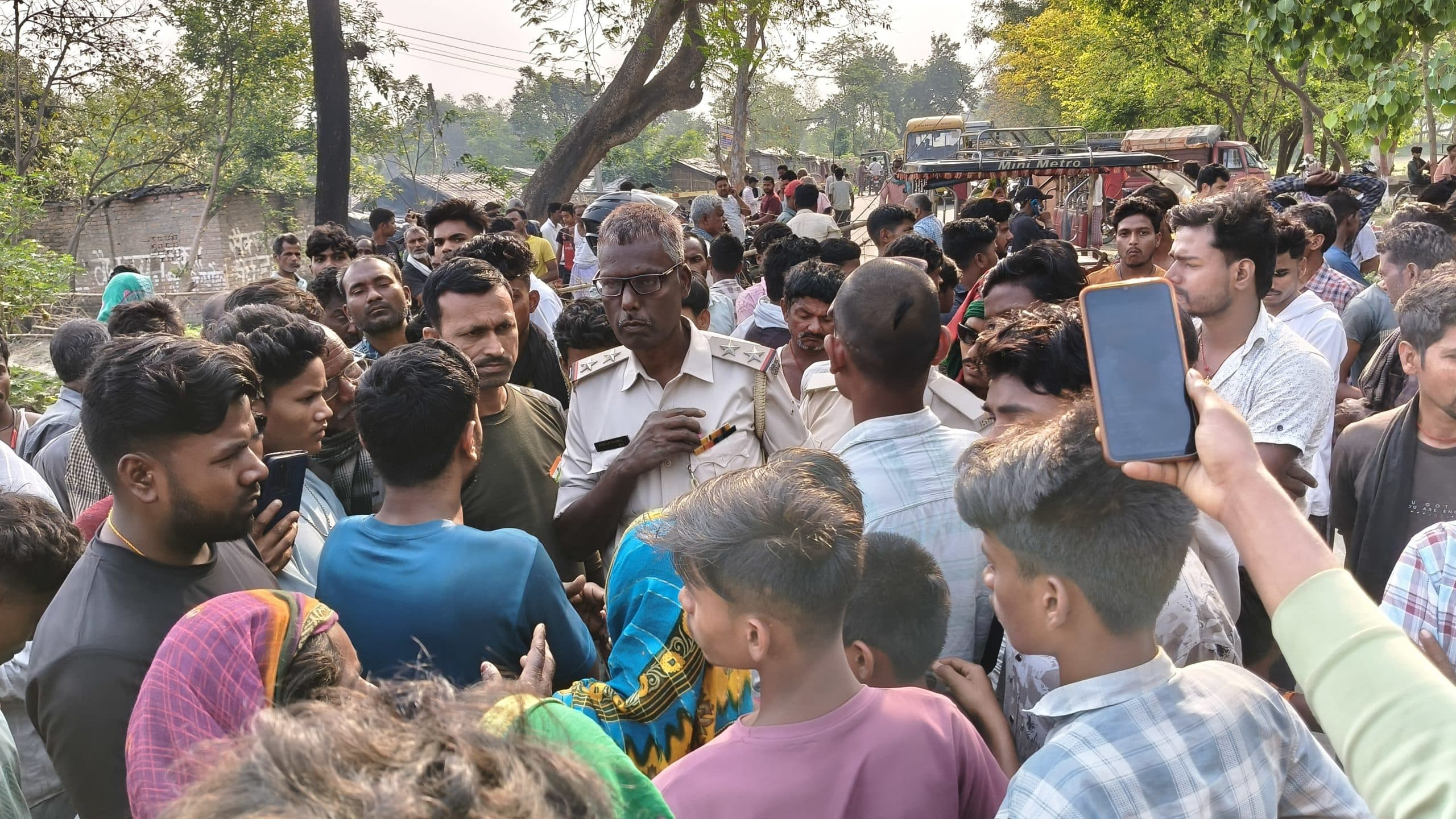 सड़क हादसे में युवक की मौत, आक्रोशित लोगों ने एनएच 327 ई को किया जाम