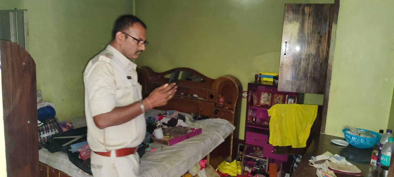 चोरों ने डेढ़ लाख के जेवरात व नकदी की चोरी