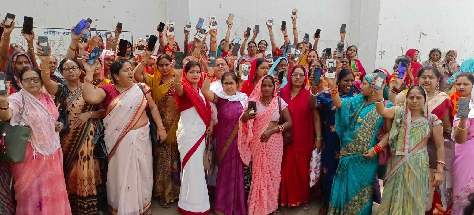 मोबाइल फोन को लेकर सेविकाओं ने सीडीपीओ ऑफिस के समक्ष किया प्रदर्शन