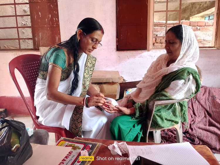 मलेरिया जांच के लिए लिया गया ब्लड सैंपल