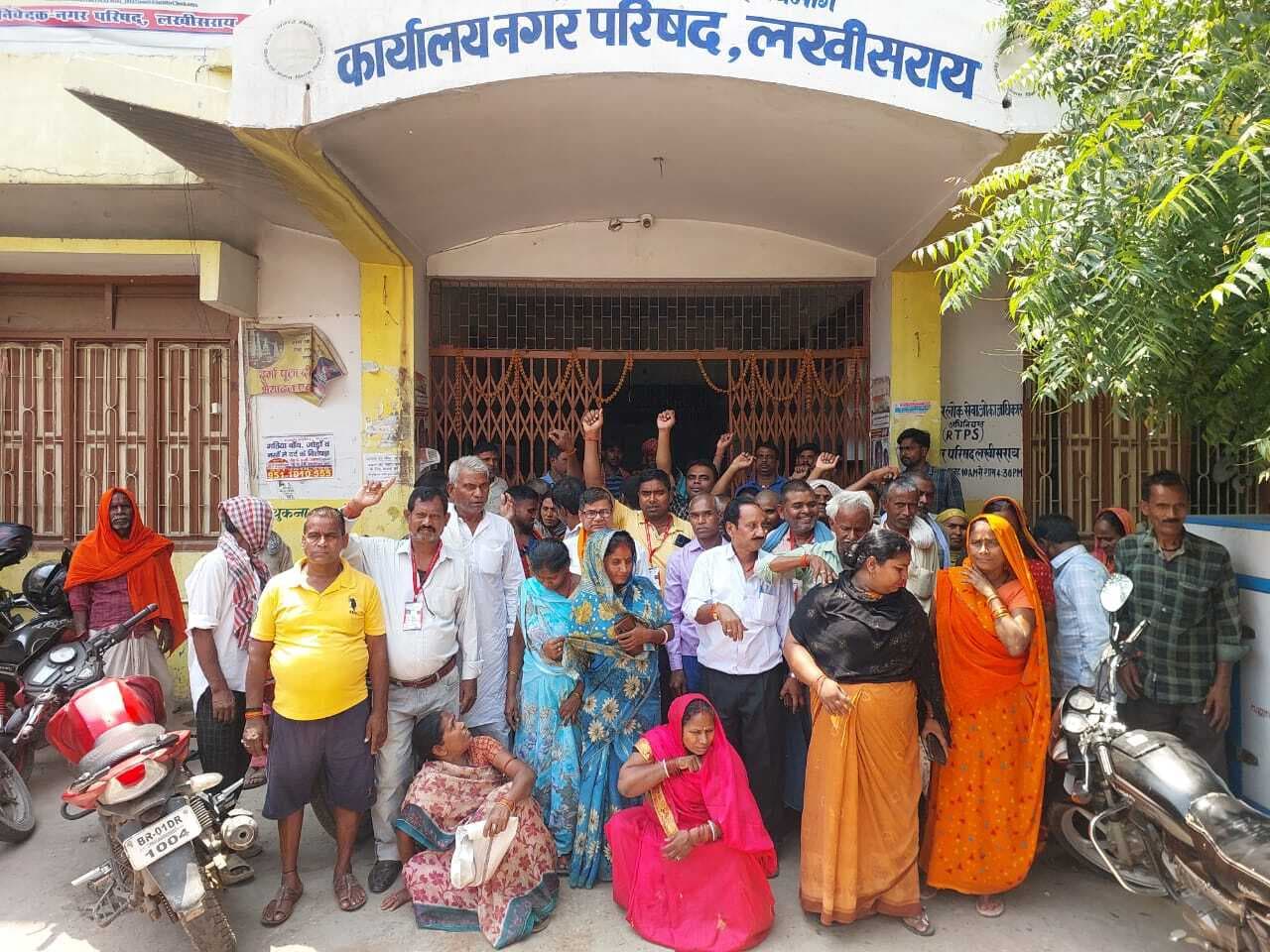 वेंडिंग जोन निर्माण को लेकर फुटपाथ विक्रेता संघ ने किया प्रदर्शन