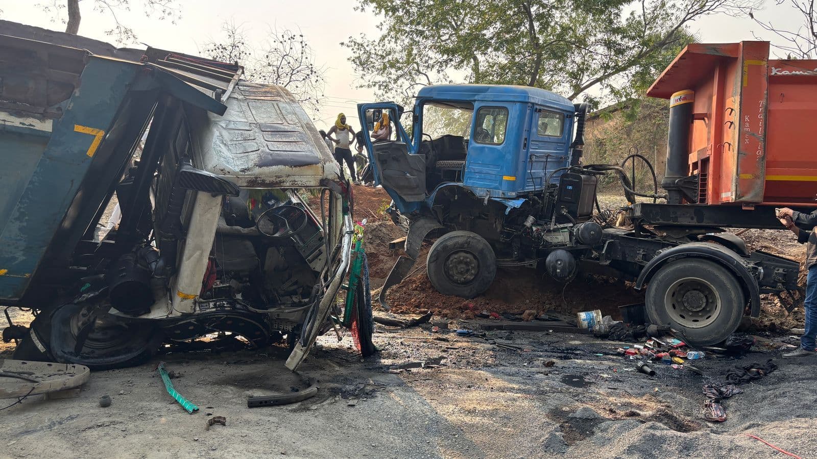 केबिन में दबा रह गया एक चालक, दो घंटे की रेस्क्यू के बाद निकला शव