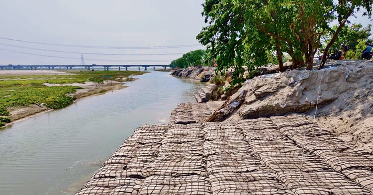Gopalganj News : नारायणी की बाढ़ से बचाव के लिए दो प्रोजेक्ट पर 13.2 करोड़ की योजना से बचाव कार्य शुरू