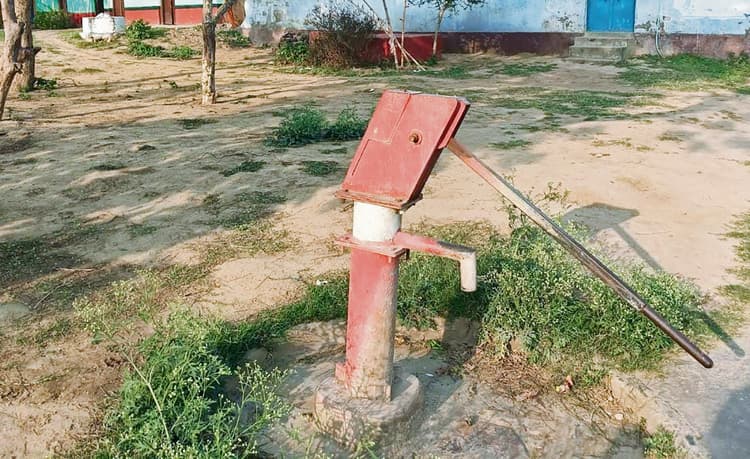 कोरानसराय पंचायत के वार्ड संख्या 13 के दखिनावं गांव में तीन सालों से बंद पड़े हैं चापाकल