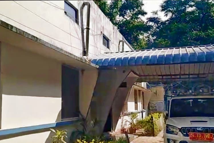 मुख्यमंत्री के शिलान्यास के तेरह माह बाद भी नहीं शुरु हुआ आठ करोड़ की लागत से बनने वाले अनुमंडल कार्यालय भवन निर्माण का काम