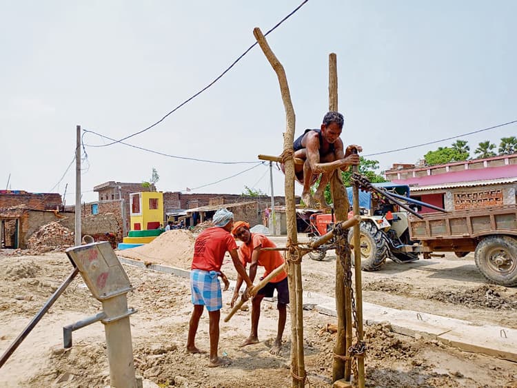 जेके सीमेंट फैक्ट्री ने सड़क निर्माण कार्य समेत नल जल व चापाकल मरम्मत कार्य कराया शुरु