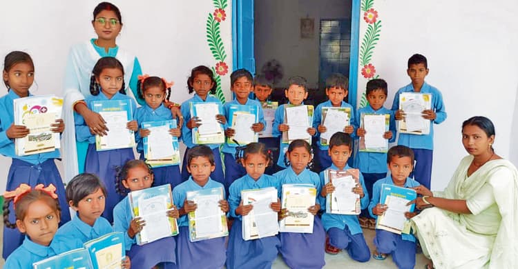 सरकारी स्कूल के बच्चों को मिली पाठ्य पुस्तक, बच्चों के चेहरे खिले