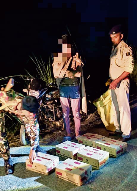 विशेश्वर डेरा से 270 पीस शराब के साथ तस्कर गिरफ्तार, बाइक जब्त