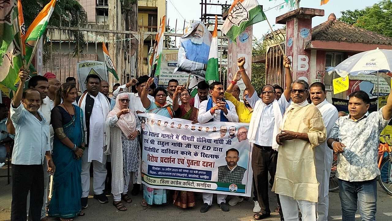 कांग्रेसियों ने शहर में किया धरना प्रदर्शन, पीएम व गृह मंत्री का किया पुतला दहन