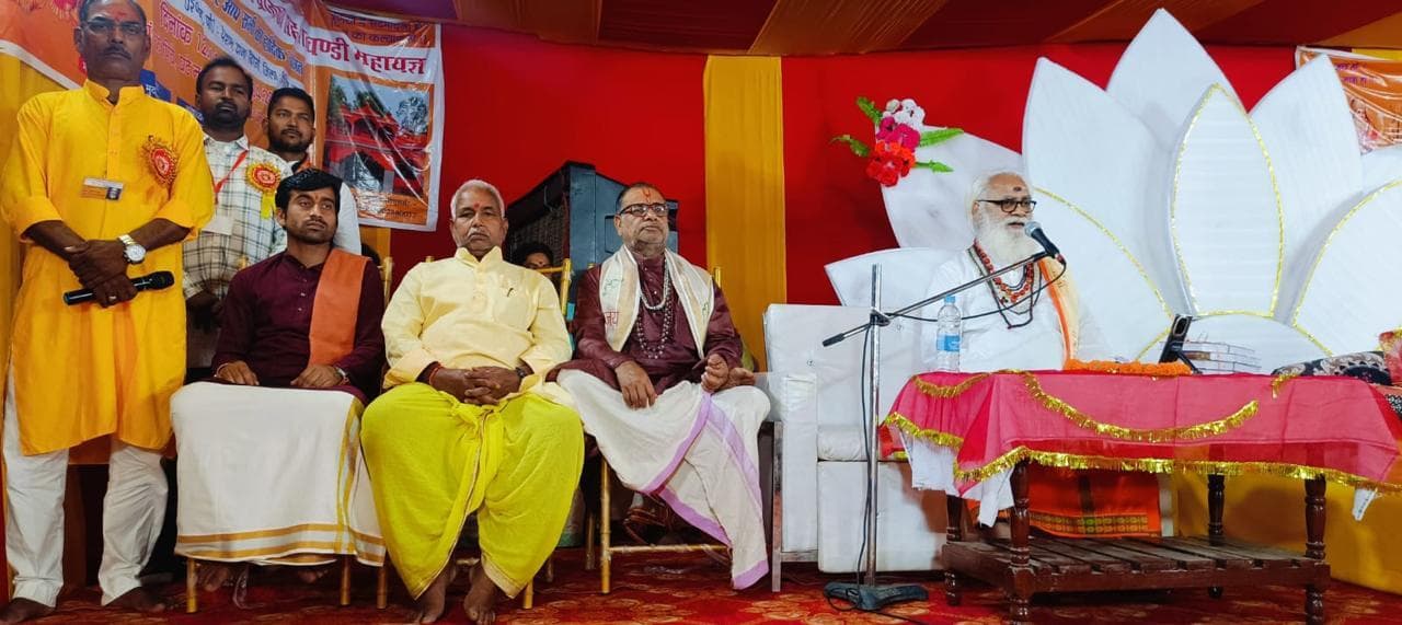 Giridih News :यज्ञ से संस्कार का निर्माण व मानवीय मूल्यों का बढ़ावा मिलता है : डॉ विनोद